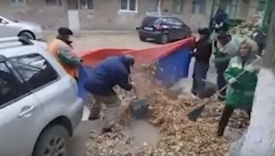 В Волгограде коммунальщики использовали флаг России для... сбора мусора
