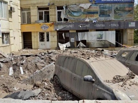 Авария на водопроводе в Киеве: фонтан воды повредил автомобили и здания