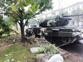 По центру Минска, ломая столбы и деревья, промчались танки