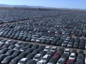 "Кладбище" Volkswagen: тысячи новых авто гниют в калифорнийской пустыне 