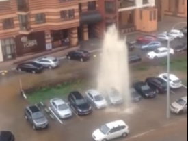 Прорыв трубы в Киеве: пятиметровый фонтан разорвал асфальт и повредил авто 