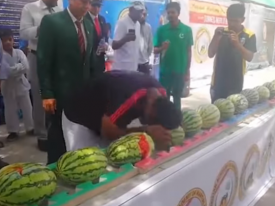 Пакистанец установил мировой рекорд по разбиванию головой арбузов 