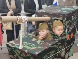 Победобесие на марше: в России детские коляски превратили в танки 