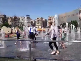 Киевские выпускники устроили традиционное купание в фонтанах 