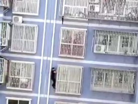 В Китае «человек-паук» спас малыша, забравшись на пятый этаж 