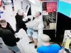 В киевском супермаркете избили мужчину на глазах трусливой охраны 