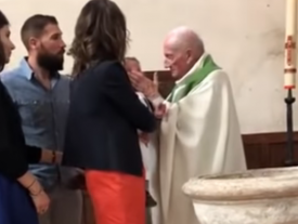 Сеть шокировал священник, ударивший младенца во время крещения 