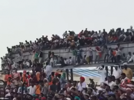 Шокирующее видео: в Индии обрушилась трибуна с сотнями зрителей 