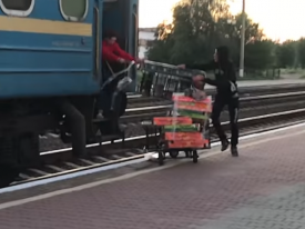 Постой, паровоз: сеть рассмешило видео неудачной погрузки багажа в поезд (18+)