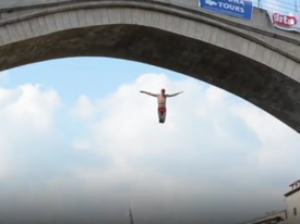 Лекарство от страха: появилось яркое видео прыжков с 28-метрового моста в ледяную реку