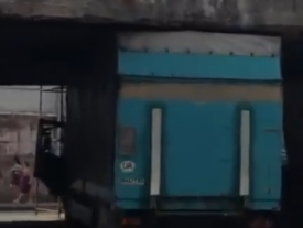 В Киеве на Шулявке грузовик застрял под мостом 