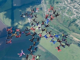 В Харькове женщины-парашютистки установили мировой рекорд
