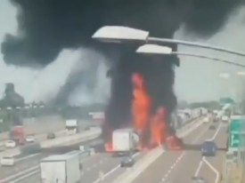 В сети появилось видео мощнейшего взрыва бензовоза в Италии 