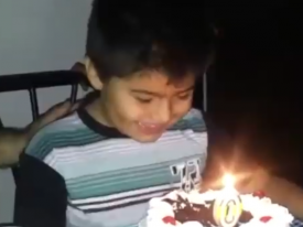 На своем дне рождения мальчик загорелся от свечи на торте 
