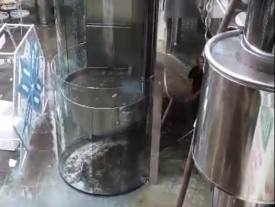 Эксклюзивное видео: в затопленном ливнем киевском «Метрограде» воду гнали швабрами в шахту лифта 