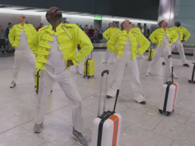 Грузчики лондонского аэропорта отметили день рождения Фредди Меркьюри зажигательным танцем