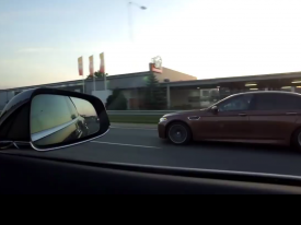 Сеть рассмешило видео с неожиданным финалом гонки Tesla и BMW (18+)