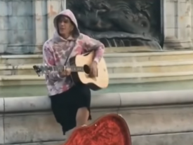 Джастин Бибер спел жене серенаду на улице Лондона 