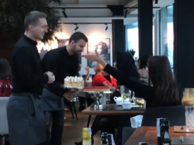 В Киеве официант запустил торт в лицо скандальной посетительницы